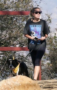 miley-cyrus-hike-with-her-dog-mary-jane-in-studio-city-1.jpg