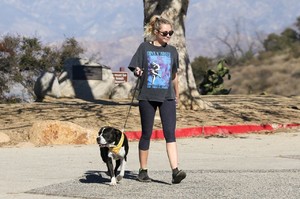 miley-cyrus-hike-with-her-dog-mary-jane-in-studio-city-2.jpg