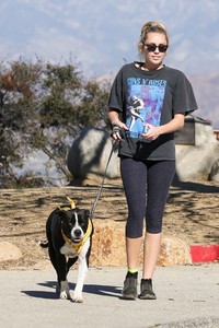 miley-cyrus-hike-with-her-dog-mary-jane-in-studio-city-6.jpg