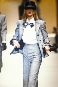 valentino-fw-1992-6.thumb.jpg.11defe85ccfe3ad03532f5e38f65c030.jpg