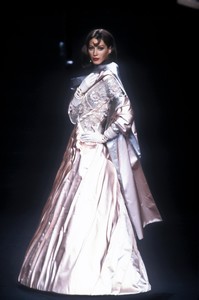 valentino-hc-fw-1992-13.thumb.jpg.1af55c1ce57f9a769de99da8356c6b42.jpg