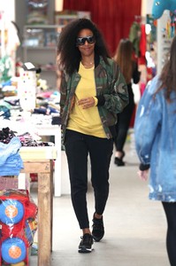 kelly-rowland-shopping-at-kitross-kids-in-west-hollywood-3.jpg