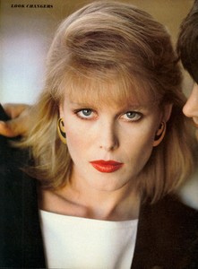 Piel_Vogue_US_March_1982_03.thumb.jpg.000d96e19e359d8ae6f83929057d29e5.jpg