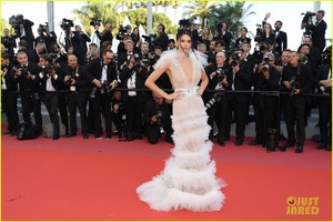 kendall-jenner-hailey-baldwin-cannes-film-festival-03.jpg