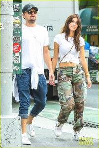 leonardo-dicaprio-rolled-up-jeans-camila-morrone-08.jpg