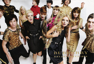 1650276643_Lily__Agyness_Testino_Burberry_S_S_08.thumb.jpg.45665107e1d2af07a826217d5c0ee9bc.jpg