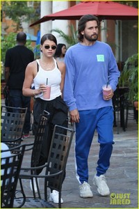 scott-disick-sofia-richie-step-out-for-smoothies-01.thumb.jpg.b730502cf160b628eae375e2405b5126.jpg