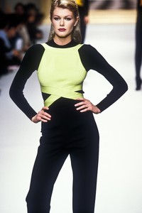 1039883400_HerveLeger1995WomenRTW30.thumb.jpg.a165946eb616b1b90b2c46af6a63f128.jpg