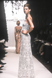 112713621_PierreBalmain1998HauteCouture47.thumb.jpg.25b50bc31127bce0e64edf603d590031.jpg