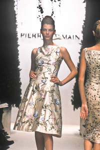 1632971973_PierreBalmain1998HauteCouture25.thumb.jpg.3b70e7ac06e5a87080bf3a065102e007.jpg