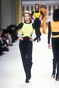 1816382616_HerveLeger1995WomenRTW29.thumb.jpg.3d619d1b9c47242147ca60bec47f65f1.jpg