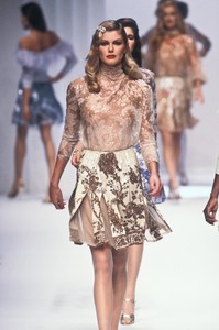 571877516_Valentino1995WomenRTW105.thumb.jpg.d41df2ed1f8d2fb82a242f82288e483d.jpg