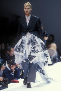 669223523_CommedesGarcons1995WomenRTW45.thumb.jpg.2bba04315d71614c02ffada3ceb215bf.jpg