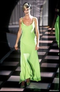 91320288_Versace1996WomenRTW130.thumb.jpg.901d350f799e61657daf9127b2e0143d.jpg