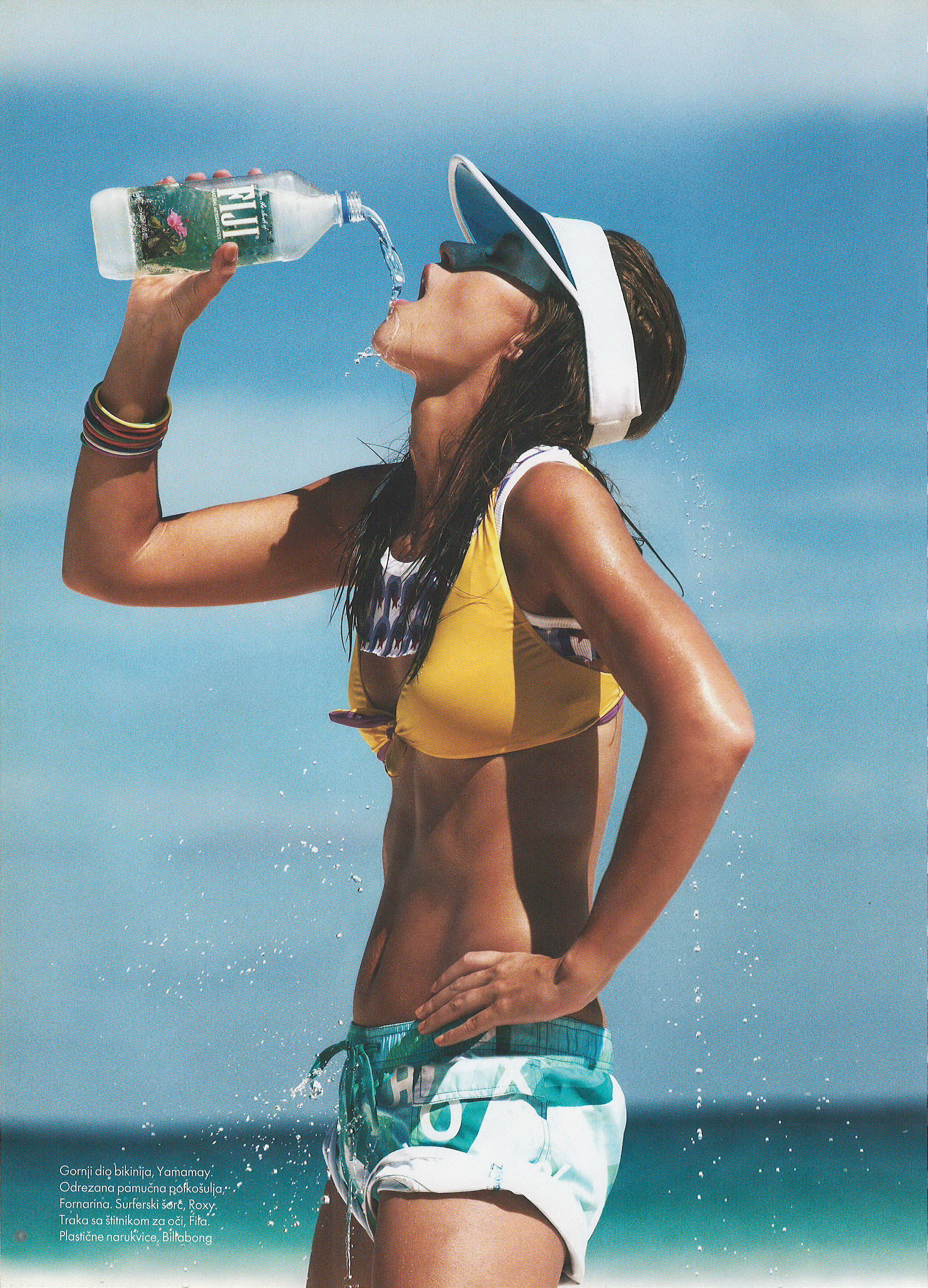Спортивная девушка с бутылкой воды