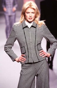 carolina-herrera-fw-1996-1.thumb.jpg.dd8e3a0edb8f3eecfa003973e8a17910.jpg