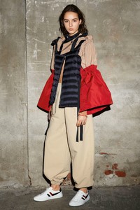 00018-Moncler-2-1952-Spring-2019-RTW.thumb.jpg.b9910c0f0fe6bc7e38cfa656047ba1a1.jpg