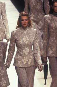 1656686353_GiorgioArmani1995WomenRTW81.thumb.jpg.7dbcac4c571ca51f21e873c148b4b713.jpg