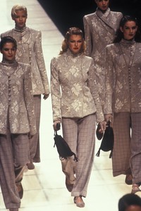 1997446542_GiorgioArmani1995WomenRTW80.thumb.jpg.e00e8ffc91debdbecf12a9a5adf04b73.jpg