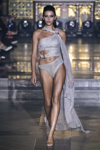 defile-julien-macdonald-printemps-ete-2019-londres-look-2.thumb.jpg.9ad3e790a2fbe98c4b70dbc75032ec73.jpg