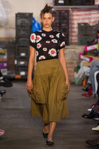 defile-molly-goddard-printemps-ete-2019-londres-look-5.thumb.jpg.6ed76b91919178582313ade24370efc7.jpg