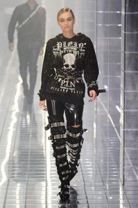 defile-philipp-plein-printemps-ete-2019-milan-look-41.thumb.jpg.ab9c88c796068a5b7081c31fe292e91e.jpg