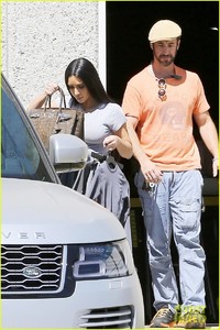 kourtney-kardashian-donates-toys-to-charity-as-kim-runs-errands-in-la-02.jpg