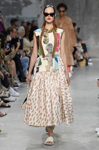 marni-rtw-spring-2019-milan-fashion-week-ffw-006(1).thumb.jpg.62fc5d700b7cf32152d69da37311095a.jpg