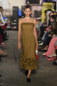 molly-goddard-rtw-spring-2019-london-fashion-week-111(1).thumb.jpg.d8fb831e03cb498b92e3865b4b705a91.jpg