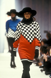 1490147513_Fendi1987WomenRTW48.thumb.jpg.657749318bd54c701a19cb51dd0e75e6.jpg