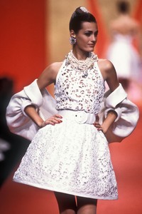 354613134_Valentino1991HauteCouture51.thumb.jpg.b7a489d50e063cd91ec65983a0f1f112.jpg