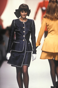 558289098_Chanel1991HauteCouture32.thumb.jpg.fa2aebeb8380a65bb09ea4a50cee1323.jpg