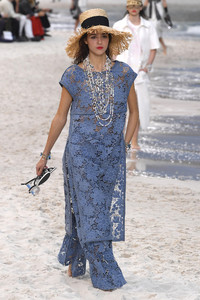 chanel-rtw-spring-2019-paris-fashion-week-pfw-057(1).thumb.jpg.b05cee6c45a8050a7220d6e4e406e75b.jpg