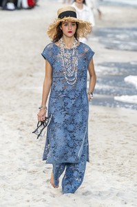 defile-chanel-printemps-ete-2019-paris-look-73.thumb.jpg.9ec4c1e2393e6bc723587238654f6766.jpg