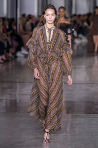 defile-giambattista-valli-printemps-ete-2019-paris-look-46.thumb.jpg.a00ace3c3e27adda35eb82e492c15f49.jpg