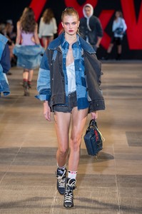 defile-zadig-amp-voltaire-printemps-ete-2019-paris-look-23.thumb.jpg.d2dbea71630ee4cabdfd7d0d19c8d438.jpg