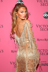 Romee+Strijd+2018+Victoria+Secret+Fashion+Qma3S2RqMeox.jpg