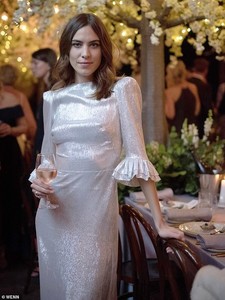 6087220-6380595-White_on_the_mark_Alexa_Chung_35_oozed_elegance_in_an_frilled_me-a-2_1542049245509.thumb.jpg.c57e031a69b4a21d63ac67838090bc0e.jpg