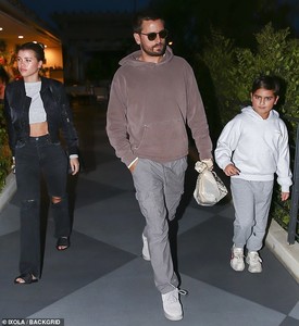 6411526-6408805-The_scrumptious_35_year_old_Scott_Disick_was_glimpsed_this_Sunda-a-28_1542698470674.jpg
