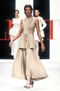 758806987_Valentino1994WomenRTW53.thumb.jpg.063ba13f5d32fae03a88b4542ede6004.jpg