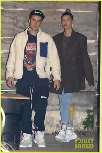 hailey-justin-bieber-church-november-2018l-03.jpg