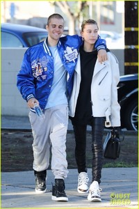 justin-bieber-hailey-baldwin-saturday-morning-pics-01.jpg