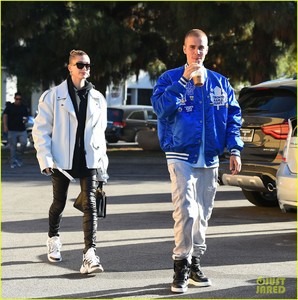 justin-bieber-hailey-baldwin-saturday-morning-pics-05.jpg