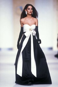 1656519809_Valentino1989WomenRTW164.thumb.jpg.e7de9a9c320b21c70d8ab55e0d857da6.jpg