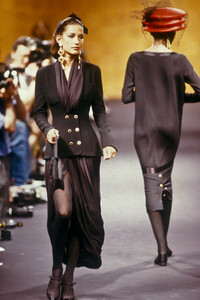 2033805878_Chanel1989HauteCouture46.thumb.jpg.3b7a3c088d8daeec8bdcd0699e460e63.jpg