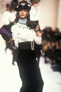 32027689_KarlLagerfeld1988WomenRTW82.thumb.jpg.33e6f5d1e5b738772622441d24204948.jpg