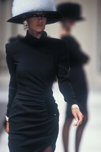 442817964_Valentino1989HauteCouture135.thumb.jpg.3214a019f3626bd69f066f33f1c45ab4.jpg