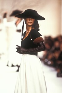 629163577_KarlLagerfeld1988WomenRTW166.thumb.jpg.52c134067b89392841df13f081a9f2a0.jpg