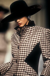 643037162_Valentino1989HauteCouture167.thumb.jpg.0a79701c8fa83c79f85850ae8a641c96.jpg