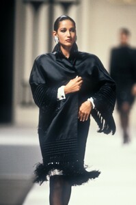 871328399_Valentino1989HauteCouture45.thumb.jpg.fdb29fed1ed8b04ce5236cb69b605fec.jpg